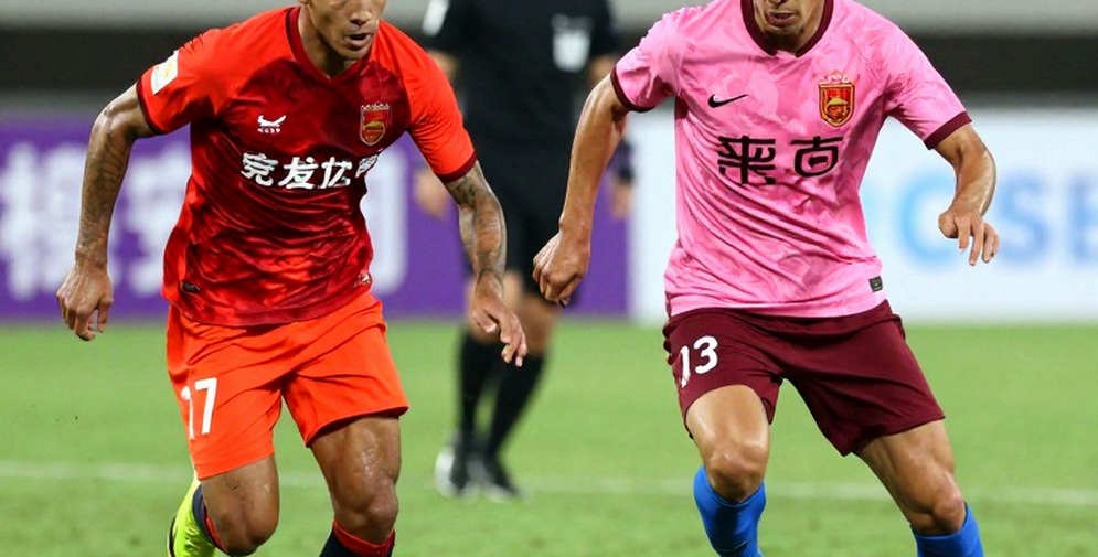 Kenilworth Road, 2026: Nước Anh cấm rượu trên khán đài, và bốn mươi năm sau vẫn chưa trả xong hóa đơn